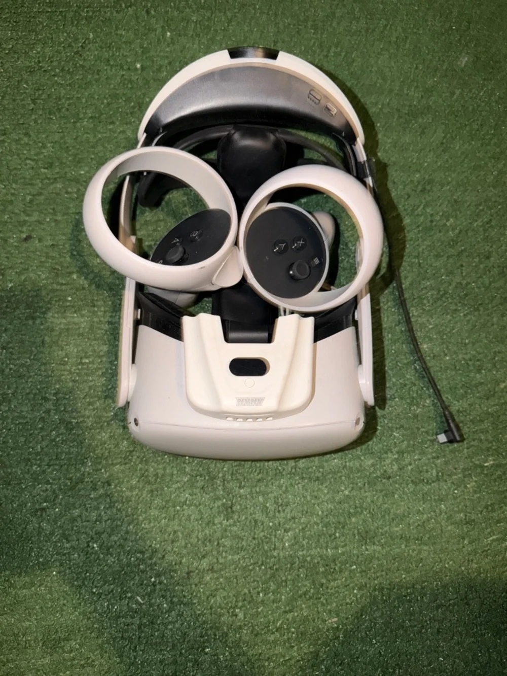 Oculus White VR Headset with Integrated White Ear Cups